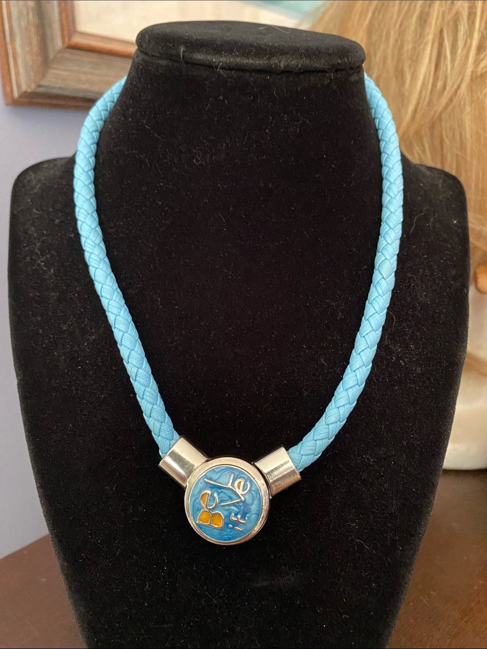 V! 8” necklace Believe with magnet lock in good condition
